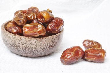 Tarihleri küçük kapta - kurutulmuş studio ateş üzerinde beyaz