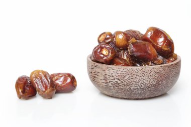 Tarihleri küçük kapta - kurutulmuş studio ateş üzerinde beyaz