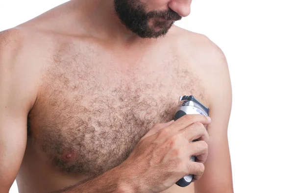 Uomo Radersi Petto Con Macchina Barba Elettrica — Foto Stock