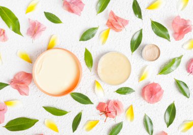 Organik Kozmetik Parfümeri Ürünleri - doğal ürünlerin üstten görünüm