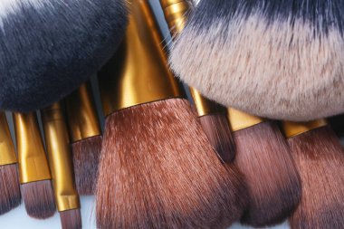 Çeşitli makyaj fırçaları, görünümü kapatın
