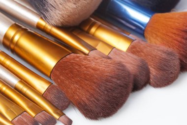 Çeşitli makyaj fırçaları, görünümü kapatın