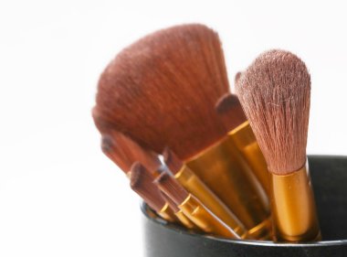 Çeşitli makyaj fırçaları, görünümü kapatın