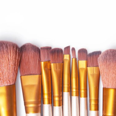 Çeşitli makyaj fırçaları, yakın çekim, üzerinde beyaz izole