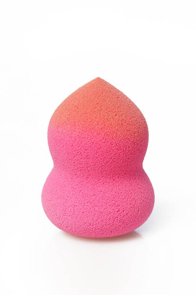 Косметическая губка изолирована на белом
