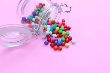 Bir kavanoz içinde renkli şekerler