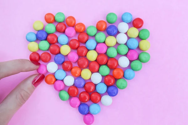 Bunte Bonbons Herzform Auf Rosa — Stockfoto