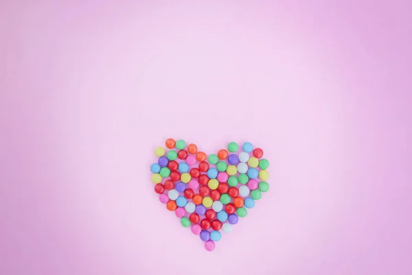 Renkli Şekerler Şekil Üzerinde Pembe Kalp — Stok fotoğraf