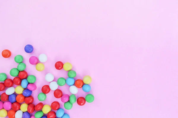 Bunte Bonbons Auf Rosa — Stockfoto