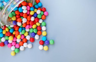 Kavanoz içinde renkli şekerler