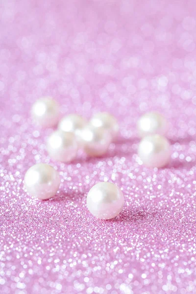 Haufen Perlen Auf Rosa Festlichem Hintergrund — Stockfoto