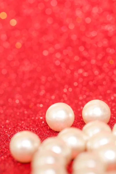 Montón Perlas Rojo Montón Perlas Sobre Fondo Rojo Navidad — Foto de Stock