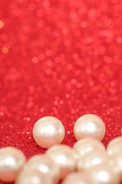 Montón Perlas Sobre Fondo Rojo Navidad — Foto de Stock