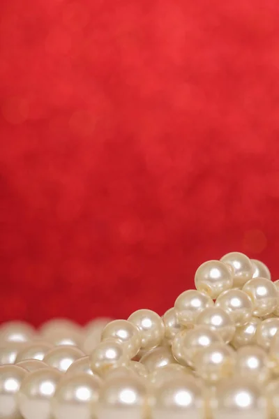 Stapel Von Perlen Auf Rot Stapel Von Perlen Auf Rotem — Stockfoto
