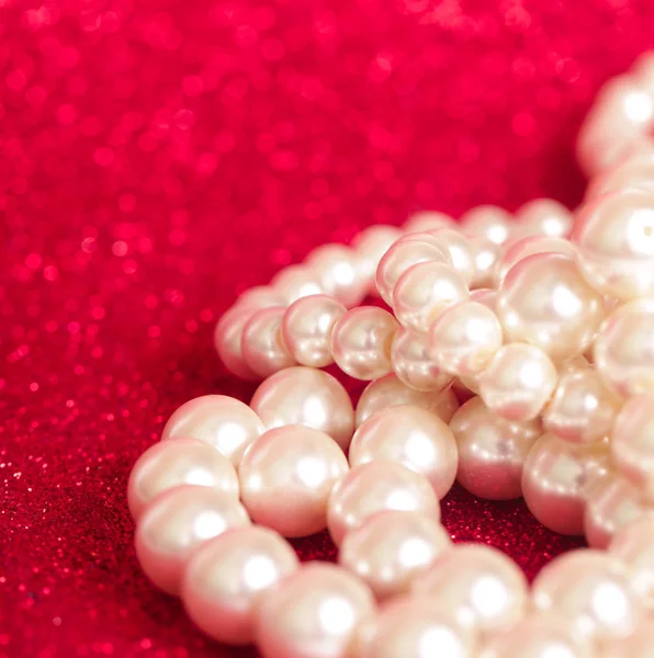 Pile Perles Sur Fond Noël Rouge — Photo