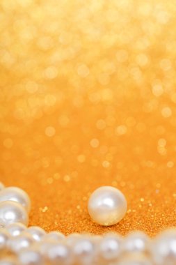 Altın christmas zemin üzerine inciler yığını