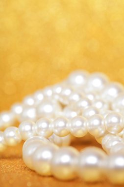 Altın christmas zemin üzerine inciler yığını