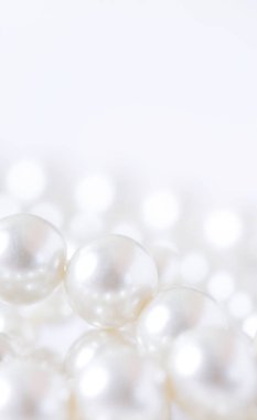 Beyaz arkaplanda inci yığını