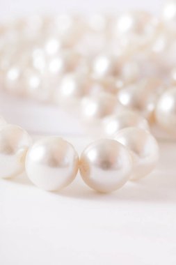 Beyaz arkaplanda inci yığını