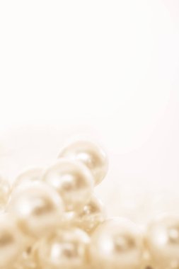 Beyaz arkaplanda inci yığını