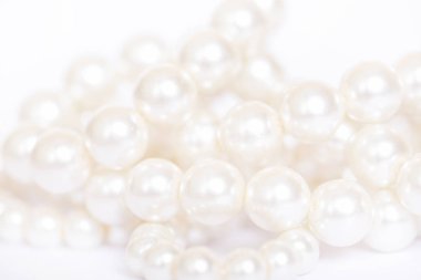 Beyaz arkaplanda inci yığını