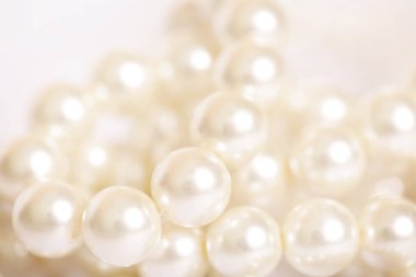 Beyaz arkaplanda inci yığını