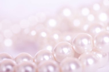 Beyaz arkaplanda inci yığını