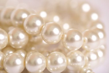 Beyaz arkaplanda inci yığını