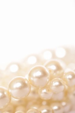 Beyaz arkaplanda inci yığını