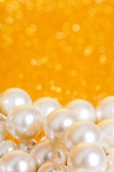 Stapel Von Perlen Auf Goldenem Hintergrund Weihnachten — Stockfoto