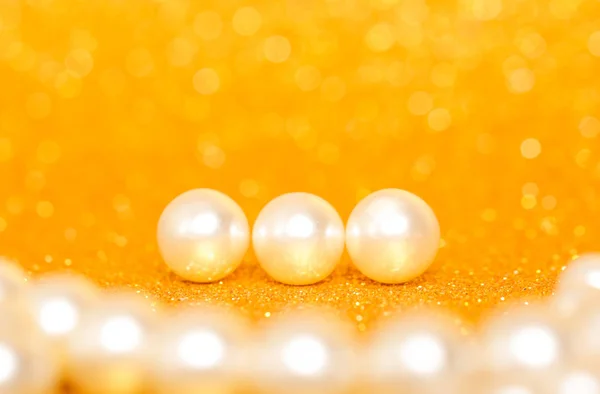 Stapel Von Perlen Auf Goldenem Hintergrund Weihnachten — Stockfoto