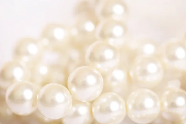 Haufen Von Perlen Auf Dem Weißen Hintergrund — Stockfoto