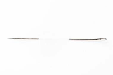 Beyaz arka plan ile dikiş iğnesi