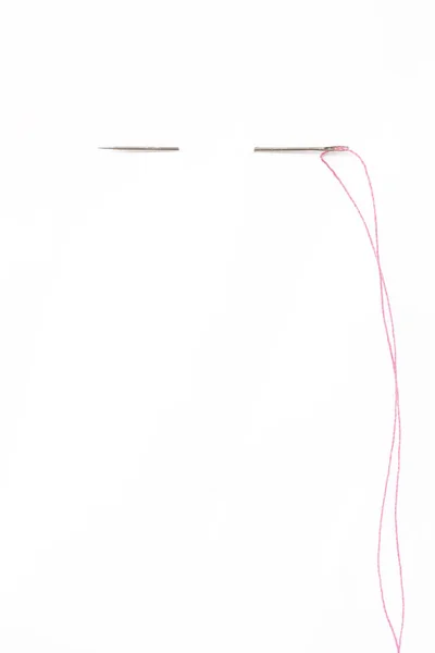 白の背景を赤い糸でミシン針 — ストック写真