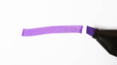 Beyaz üzerine pembe vurgulayıcı hattı