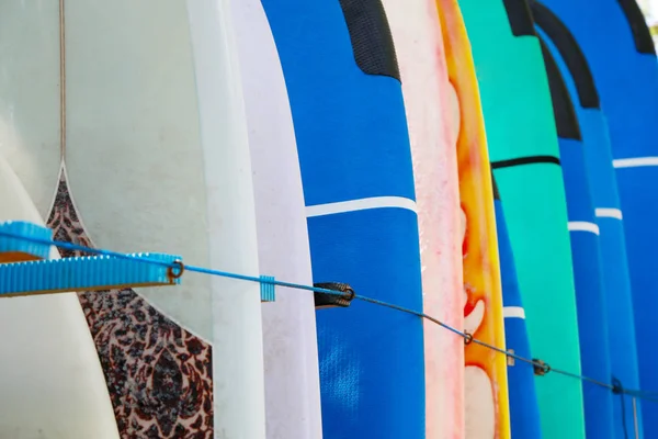 Empilement Planches Surf Colorées Prêtes Location Sur Plage — Photo
