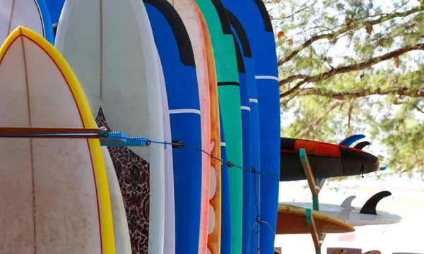 一堆五颜六色的冲浪板准备在海滩上出租 — 图库照片