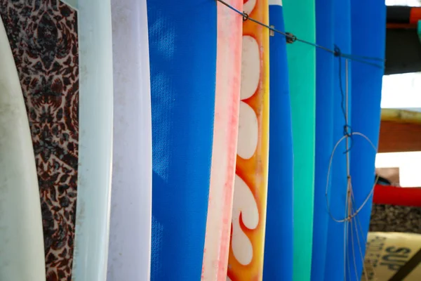 Stapel Bunter Surfbretter Zum Ausleihen Strand — Stockfoto