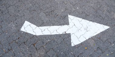 yol üzerindeki ok işareti