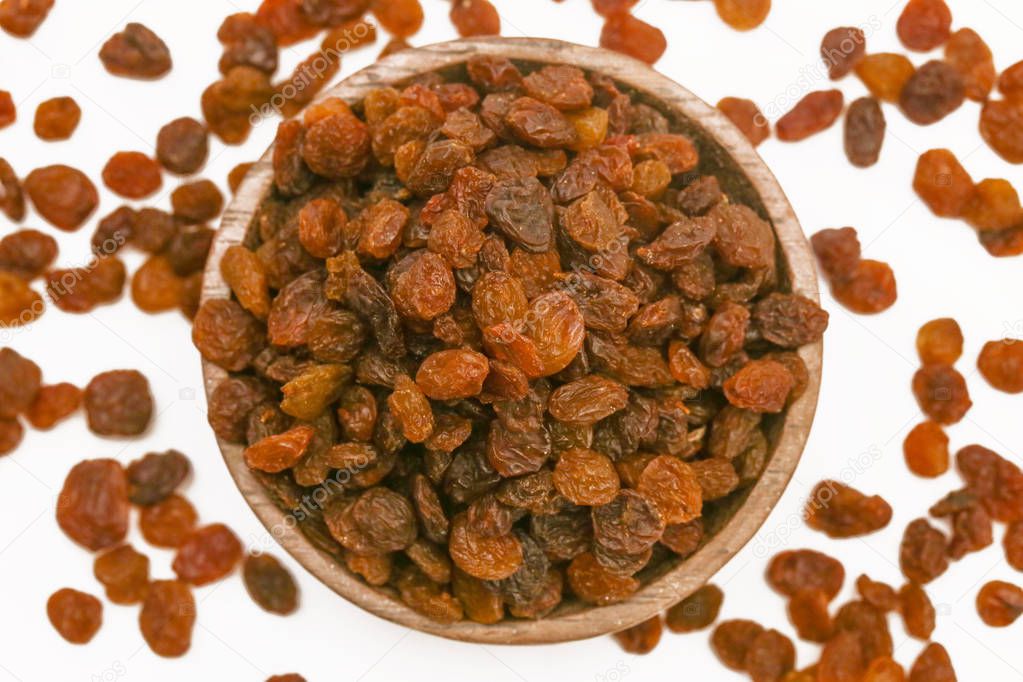 Raisins in the wooden bowl