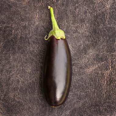 Koyu arka plan üzerinde lezzetli mor patlıcan