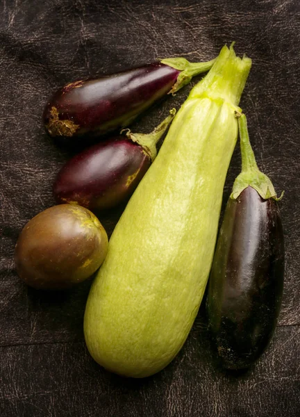 Deliciosas Berinjelas Roxas Abobrinha Verde — Fotografia de Stock