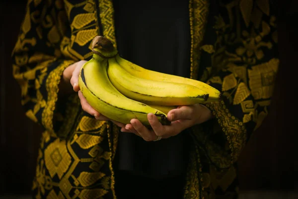 Bananas Orgânicas Cruas Nas Mãos — Fotografia de Stock