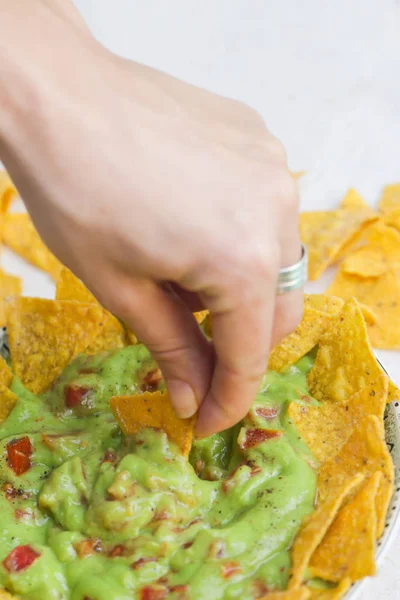 Guacamole Čipy Připravené Jídlu — Stock fotografie