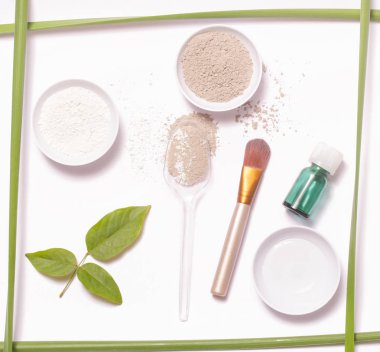 Kil tozu ve su - yüz maskesi malzemeler