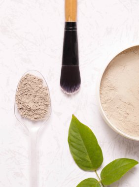 Kil tozu ve su - yüz maskesi malzemeler