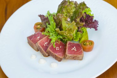 Tuna biftek ve yeşil salata