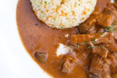 Pilav ile servis güveç