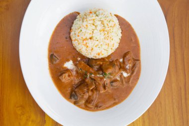 Pilav ile servis güveç