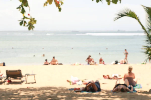 Defokussierte Foto Von Überfüllten Sonnigen Blauen Strand — Stockfoto